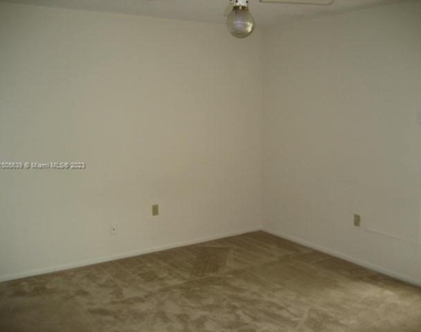 10744 N Kendall Dr - Photo Thumbnail 11