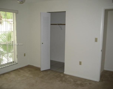 10744 N Kendall Dr - Photo Thumbnail 13