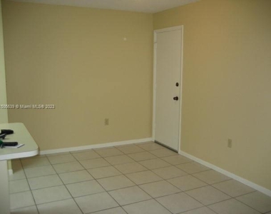 10744 N Kendall Dr - Photo Thumbnail 12