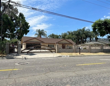 15444 Los Robles Avenue - Photo Thumbnail 1