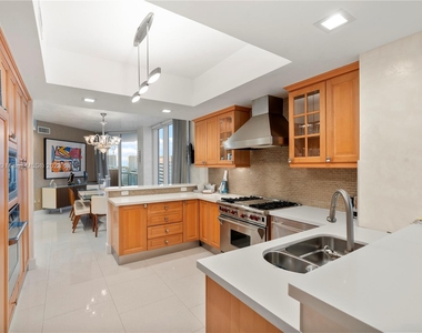 17875 Collins Ave - Photo Thumbnail 11