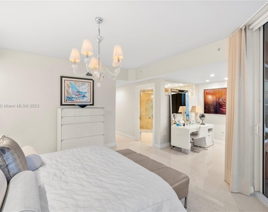 17875 Collins Ave - Photo Thumbnail 23