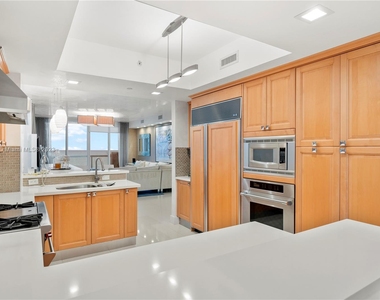 17875 Collins Ave - Photo Thumbnail 10