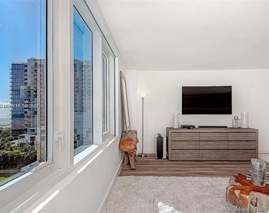 2301 Collins Ave - Photo Thumbnail 2