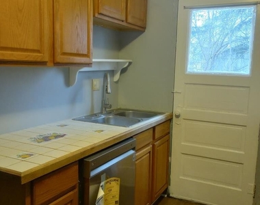 1319 Lake St Apt B - Photo Thumbnail 12