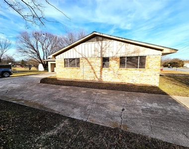 1405 E Sherman Drive - Photo Thumbnail 3