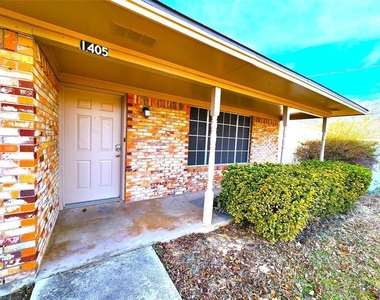 1405 E Sherman Drive - Photo Thumbnail 2