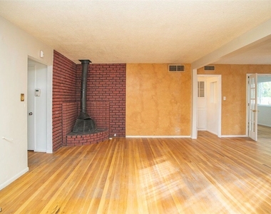 1307 Douglas Drive - Photo Thumbnail 2