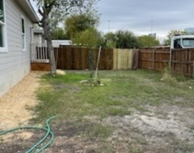 8103 Airlift Ave - Photo Thumbnail 4
