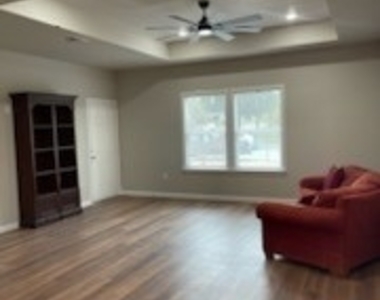 8103 Airlift Ave - Photo Thumbnail 5