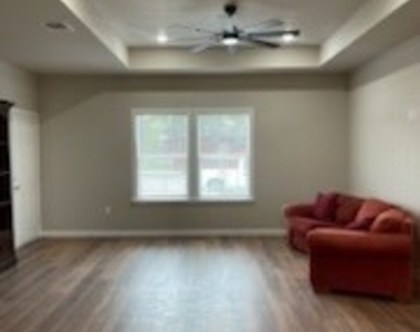 8103 Airlift Ave - Photo Thumbnail 6