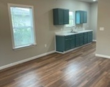 8103 Airlift Ave - Photo Thumbnail 11