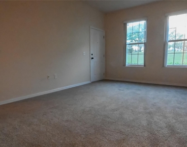 704 Monroe Circle - Photo Thumbnail 15