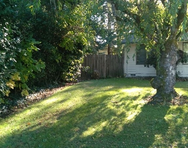 2504 Redwood Ct - Photo Thumbnail 2