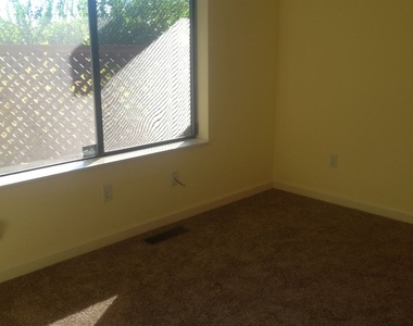 21760 Wilcox Rd Apt B - Photo Thumbnail 8