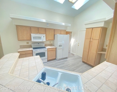 6739 S Drexel Drive - Photo Thumbnail 9