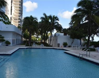 6365 Collins Ave - Photo Thumbnail 7