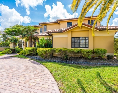 9439 Nw 54th Doral Cir Ln - Photo Thumbnail 3