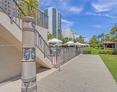 2625 Collins Ave - Photo Thumbnail 14