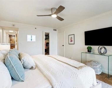 2625 Collins Ave - Photo Thumbnail 7