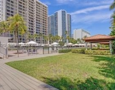 2625 Collins Ave - Photo Thumbnail 16