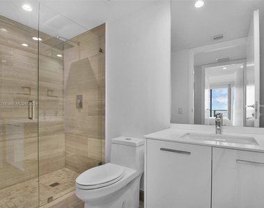 1300 Brickell Bay Dr - Photo Thumbnail 15