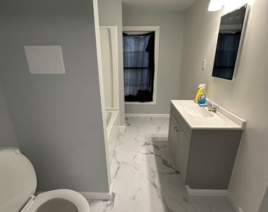 410 Linden Place, Unit B - Photo Thumbnail 4