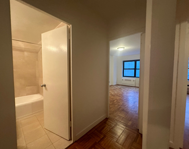 333 East 49th Street - Photo Thumbnail 3