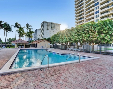 2555 Collins Ave - Photo Thumbnail 25