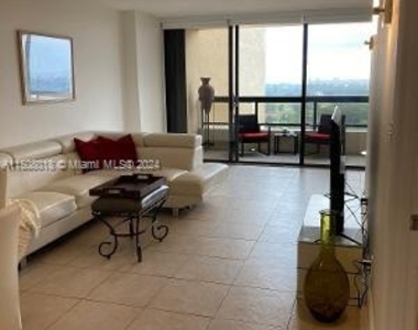 2555 Collins Ave - Photo Thumbnail 5