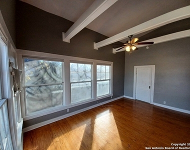 124 W Mistletoe Ave - Photo Thumbnail 5