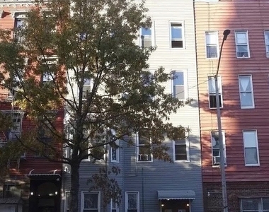 139 Montrose Avenue - Photo Thumbnail 15