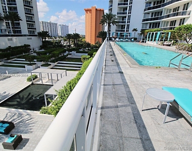 16001 Collins Ave - Photo Thumbnail 3