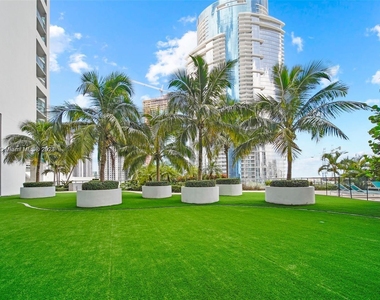 888 Biscayne Blvd - Photo Thumbnail 18