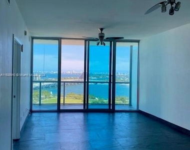 888 Biscayne Blvd - Photo Thumbnail 4