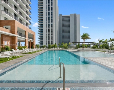 16395 Biscayne Blvd - Photo Thumbnail 8