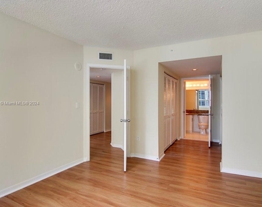 1111 Brickell Bay Dr - Photo Thumbnail 20