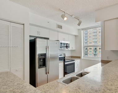 1111 Brickell Bay Dr - Photo Thumbnail 12