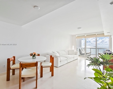 3801 Collins Ave - Photo Thumbnail 4