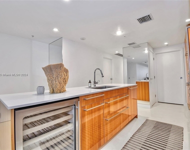 3801 Collins Ave - Photo Thumbnail 10