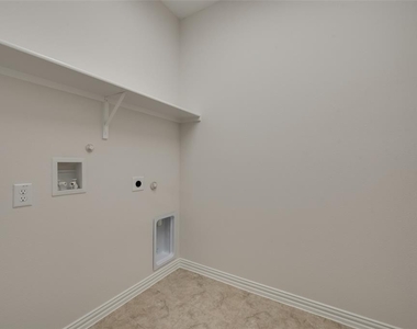 1004 Adelyn Street - Photo Thumbnail 9