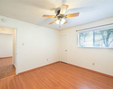 2104  Delvin Ln - Photo Thumbnail 11