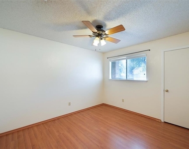 2104  Delvin Ln - Photo Thumbnail 7