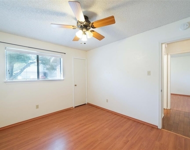 2104  Delvin Ln - Photo Thumbnail 8