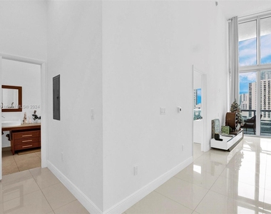 465 Brickell Ave - Photo Thumbnail 13