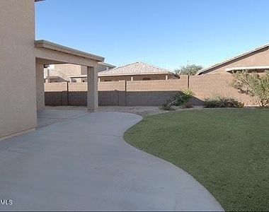 2556 W Tamarisk Avenue - Photo Thumbnail 3