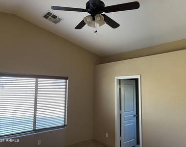 2556 W Tamarisk Avenue - Photo Thumbnail 9