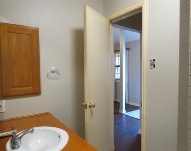 602 Brittany Drive - Photo Thumbnail 10