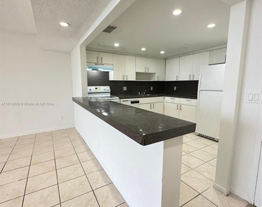 13499 Biscayne Blvd - Photo Thumbnail 3