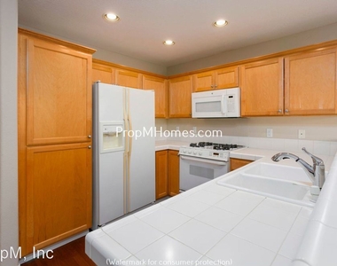 1261 Ne Kinney Street - Photo Thumbnail 6